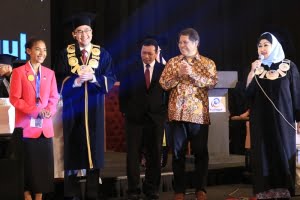 Dari kiri: siswi SMA asal NTT Maria Pascalia W Making, Rektor Universitas Esa Unggul, Bersama dengan Plt. Kepala Lembaga Layanan Pendidikan Wilayah III, Dr. M. Samsuri.,S.Pd.,MT , Menteri Komunikasi dan Informatika RI, Rudiantara dan Perwakilan Pendidikan Kemala Bangsa, Dr. Hj. Dewi Motik Pramono